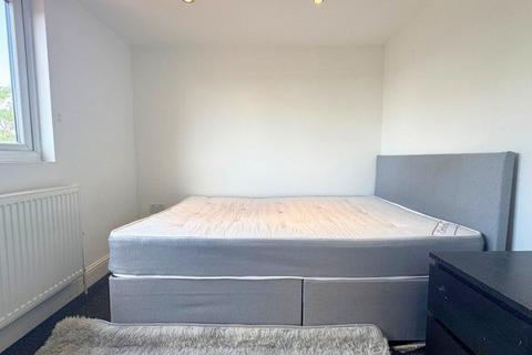 1 bedroom in a house share to rent, Trelawney Road, Ilford