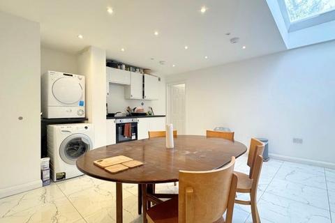 1 bedroom in a house share to rent, Trelawney Road, Ilford