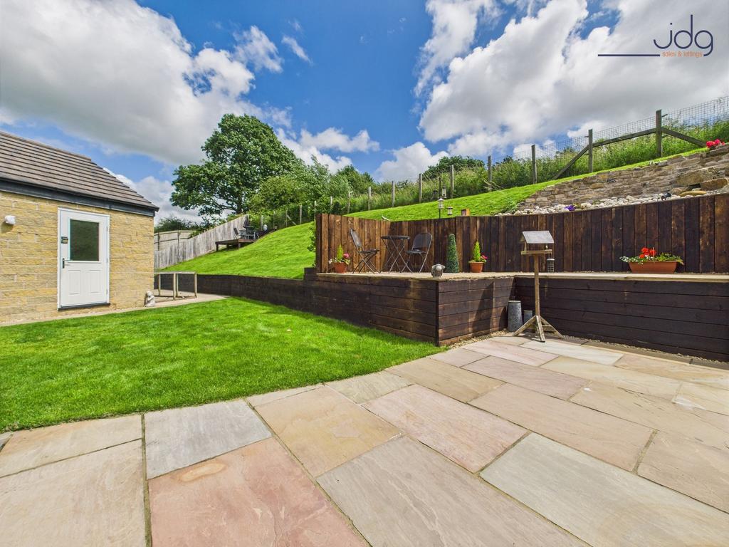 Extensive rear garden