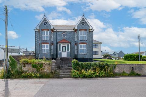 6 bedroom property with land for sale, 5 New Road