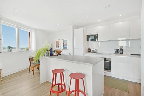 3 bedroom penthouse for sale, Healum Avenue, Southall UB2