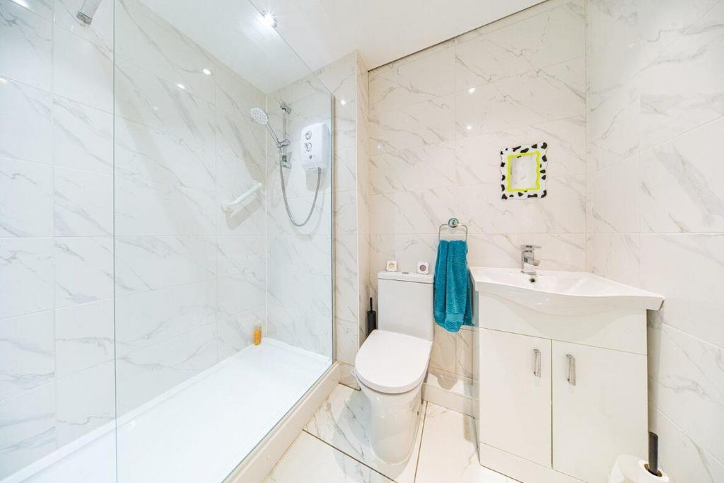 11 vale lodge shower room.jpg