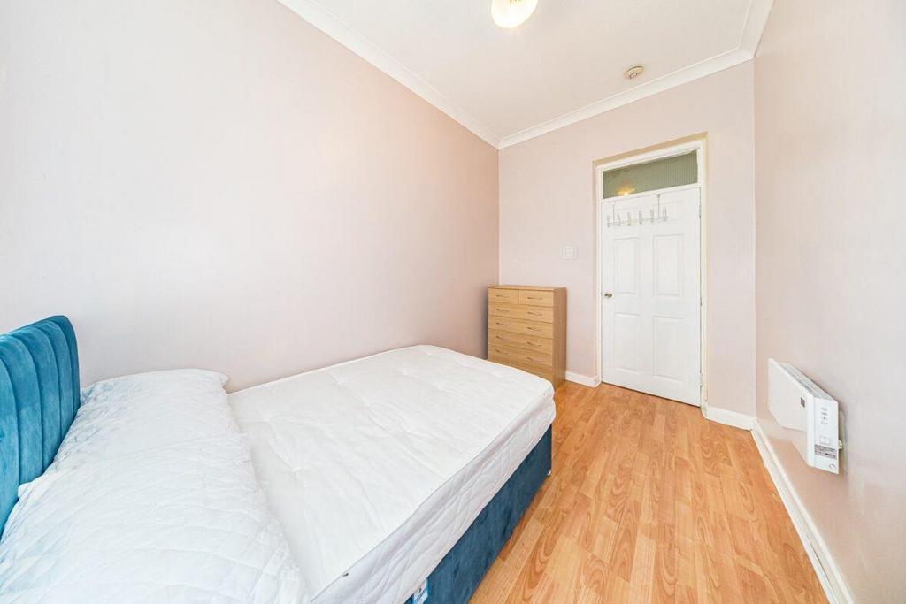 11 vale lodge bedroom 2.jpg