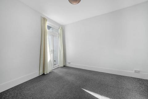 2 bedroom flat to rent, Queens Place, Watford, WD17