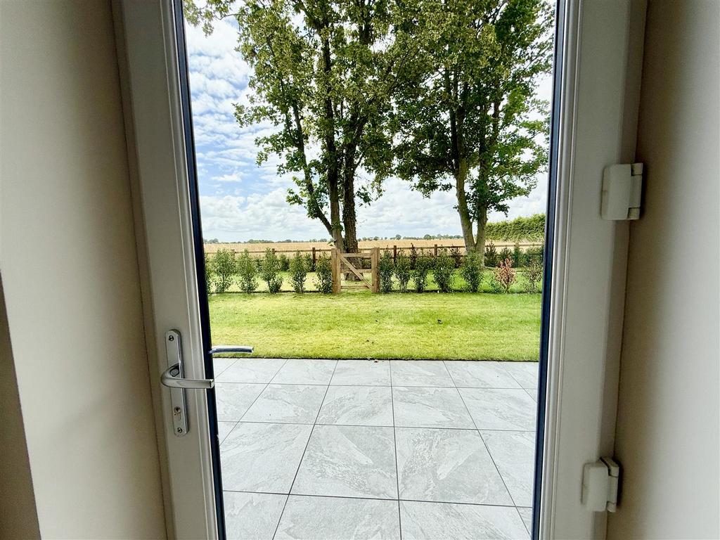 Rear hall to garden