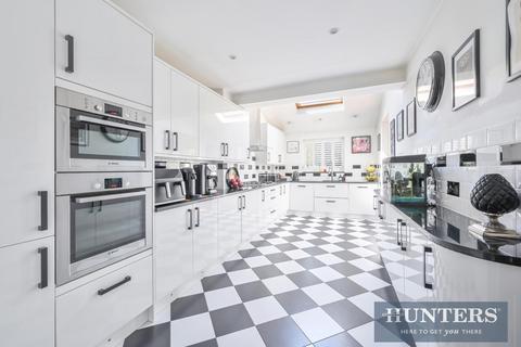 35 Lower Green Gardens, Worcester Park, KT4 7NX