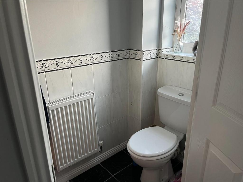 3 Caswell Mews Cloakroom.jpeg