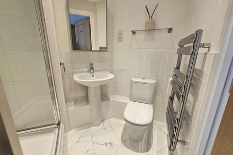 2 bedroom ground floor flat for sale, Poplar Road, Hinchley Wood, KT10