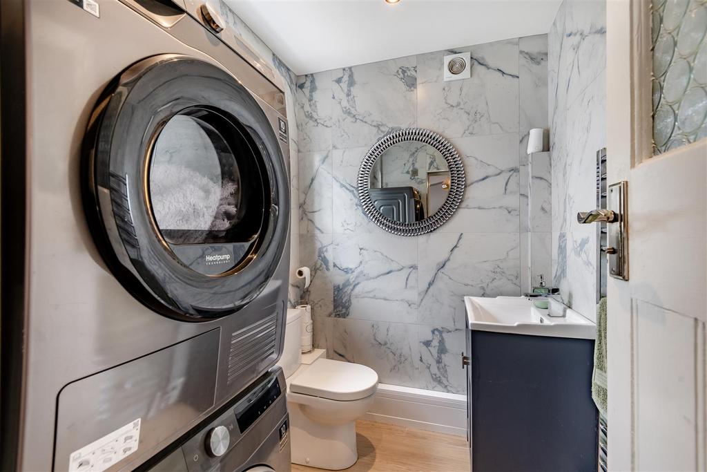8656984-interior10.jpg