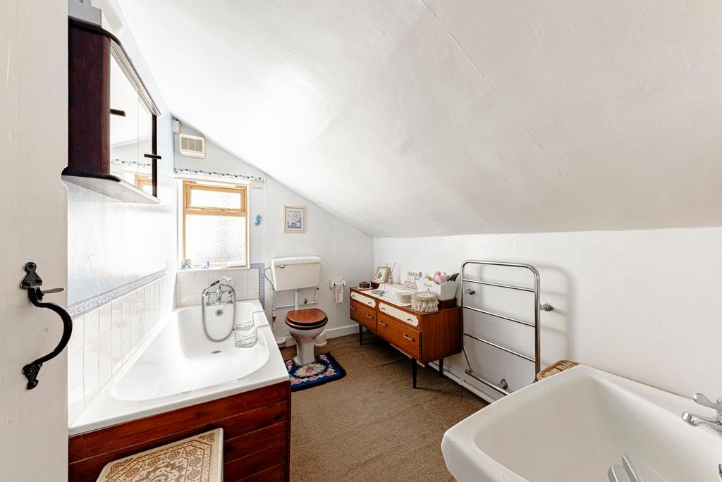 Bathroom W.C (1)