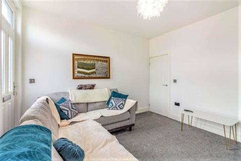 3 bedroom terraced house to rent, Burton Road, Barnsley, S71