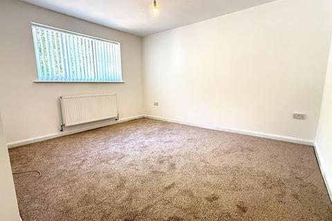 2 bedroom flat for sale, Kings Close, Birmingham B30