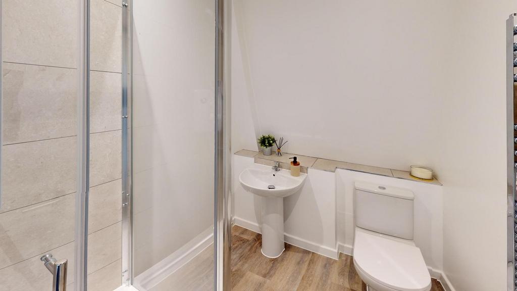 A modern and clean bathroom featuring a spaciou...