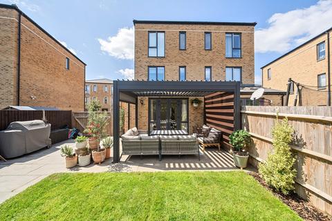 13 Johnson Drive, Coulsdon, CR5 3JR