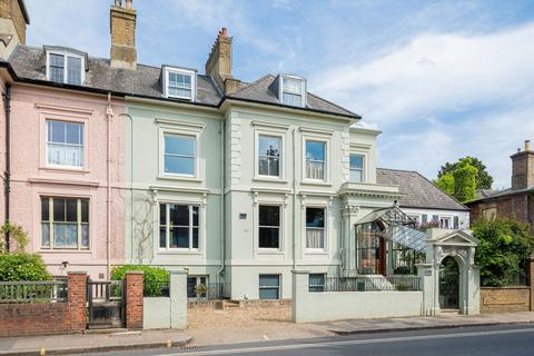 undefined, Strawberry Vale, Strawberry Hill TW1