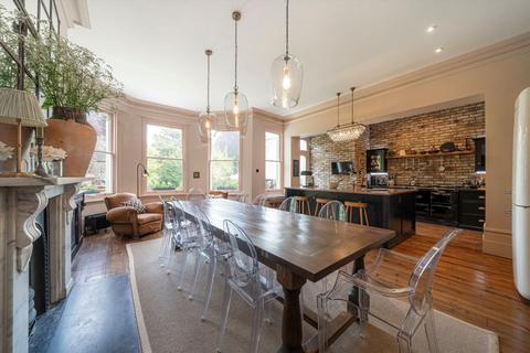 undefined, Strawberry Vale, Strawberry Hill TW1