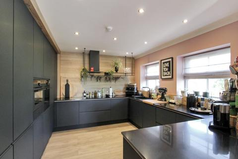 2 Beckside, Hackforth, Bedale, DL8 1FT