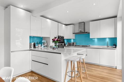 undefined, Roselands Avenue, Hoddesdon EN11