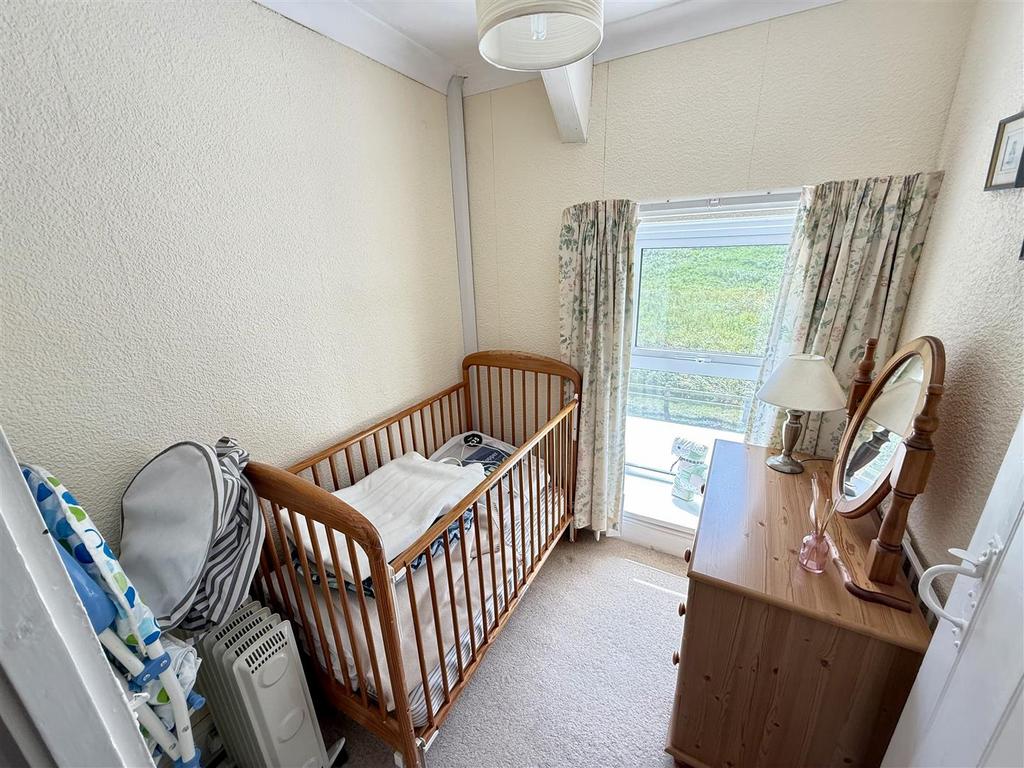 Box room / childs bedroom/ study