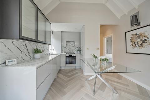 Flat B, 28 Bath Road, London, W4 1LW