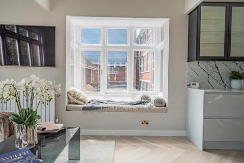 Flat B, 28 Bath Road, London, W4 1LW