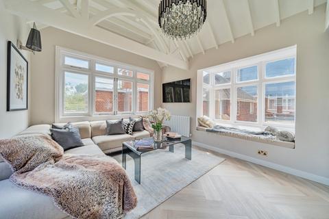 Flat B, 28 Bath Road, London, W4 1LW
