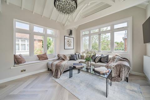 Flat B, 28 Bath Road, London, W4 1LW