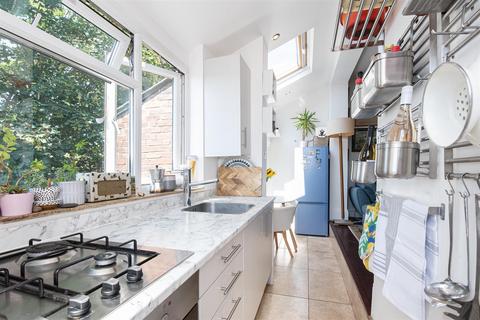 3 bedroom flat for sale, Radbourne Avenue, Ealing, W5
