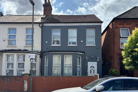 10 Yew Grove, London, NW2 3AD