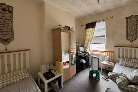 10 Yew Grove, London, NW2 3AD