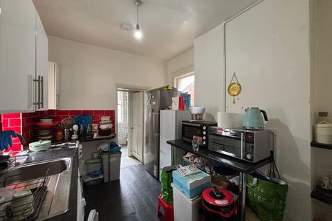10 Yew Grove, London, NW2 3AD