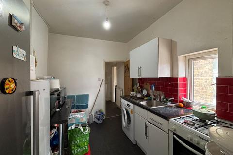 10 Yew Grove, London, NW2 3AD