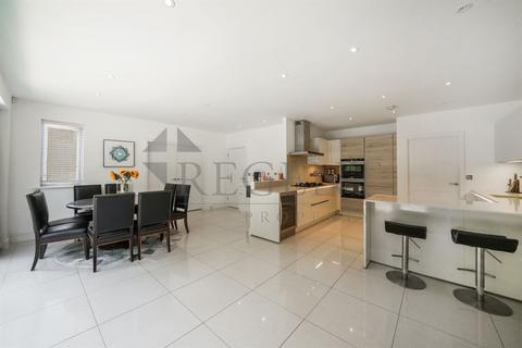 5 bedroom detached house for sale, Well Grove, London, N20