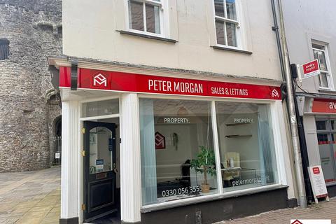 Terraced house to rent, Bridge Street, Carmarthen, Carmarthenshire. SA31 3JS