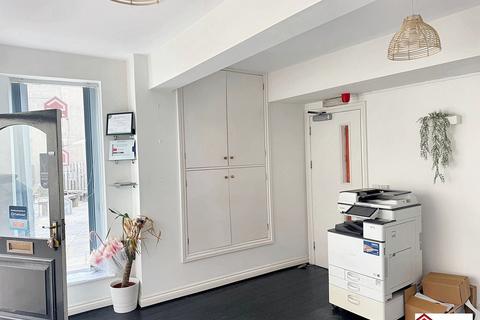 Terraced house to rent, Bridge Street, Carmarthen, Carmarthenshire. SA31 3JS