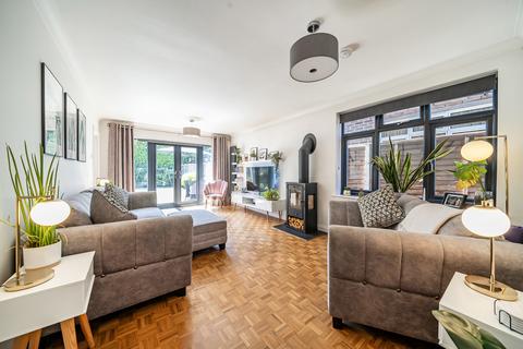 3 Bellamy Close, Uxbridge, UB10 8SJ