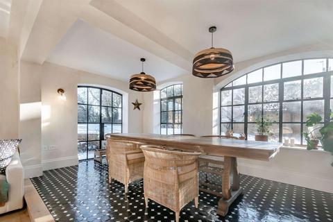 6 bedroom country house to rent, The Bank, Stourton CV36