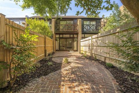 2 Sycamore Way, Teddington, TW11 9QQ