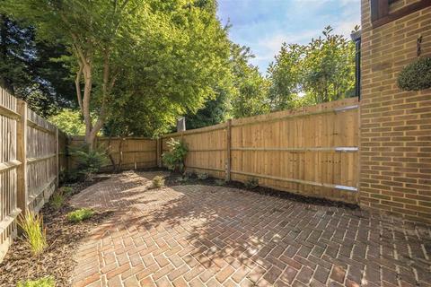 2 Sycamore Way, Teddington, TW11 9QQ