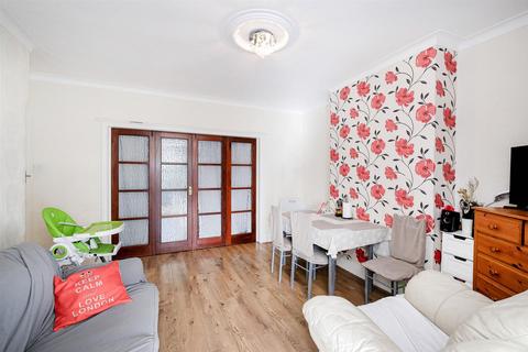 undefined, The Avenue, Highams Park