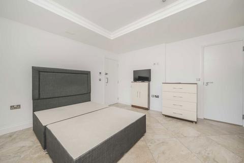 Studio to rent, High Street, London W3