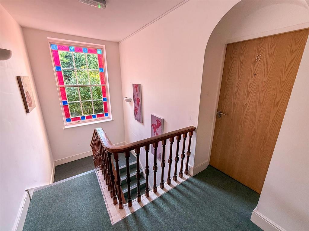 Accomodation comprises