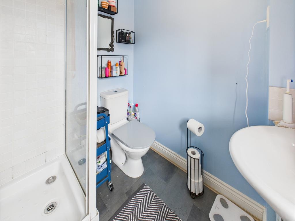 En Suite to Bedroom 1