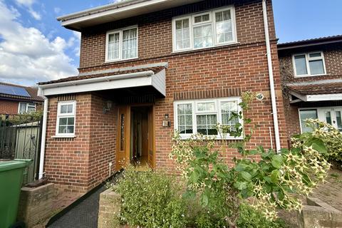 3 bedroom terraced house to rent, Waterhall Close, London E17
