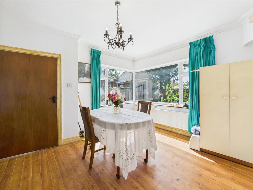 Dining room: