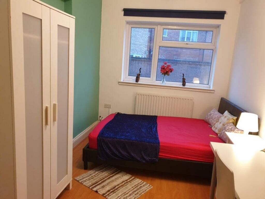 This inviting double bedroom features ample nat...