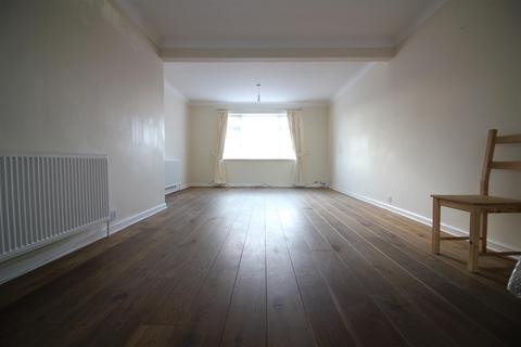 4 bedroom semi-detached house to rent, Beaufort Gardens, Hounslow