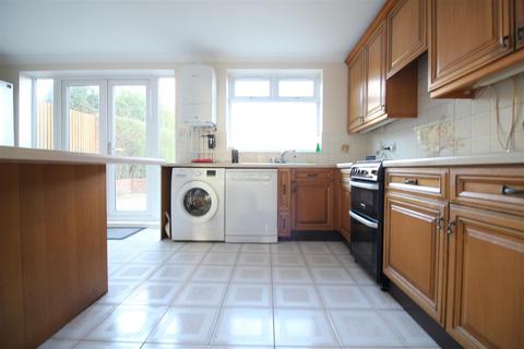 4 bedroom semi-detached house to rent, Beaufort Gardens, Hounslow