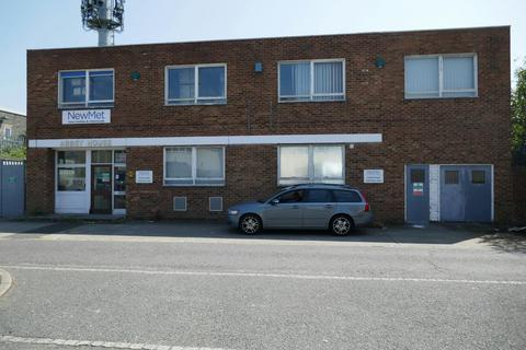 Industrial unit to rent, 151 Brooker Rd Waltham Abbey EN9 1JH