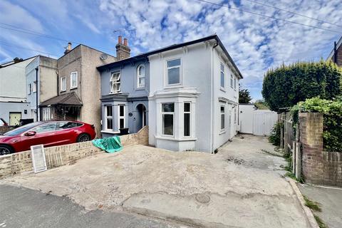 1 The Clumps, Ashford, TW15 1AT